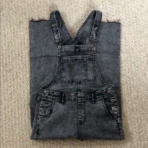Bullhead black acid wash denim overalls! 🖤